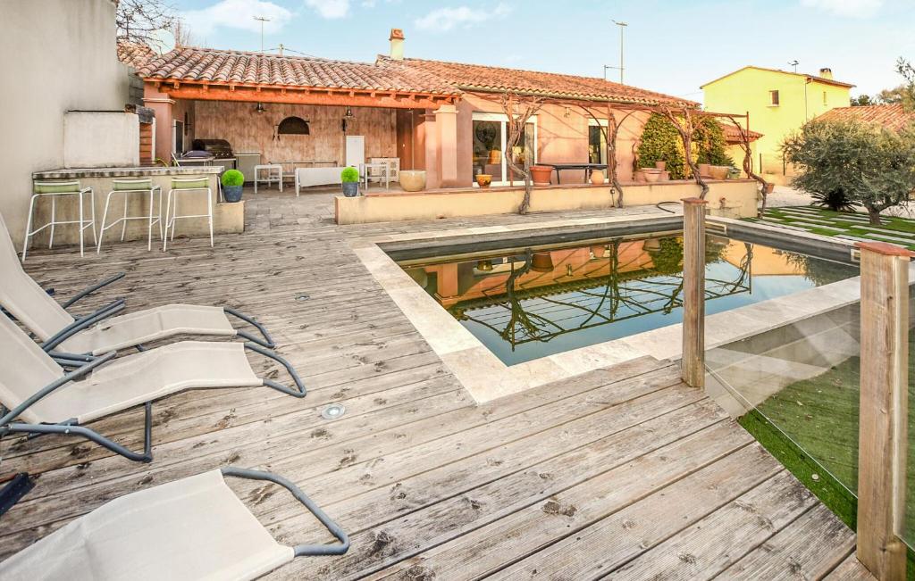 Nice Home In Orange With Wifi, Private Swimming Pool And 3 Bedrooms
