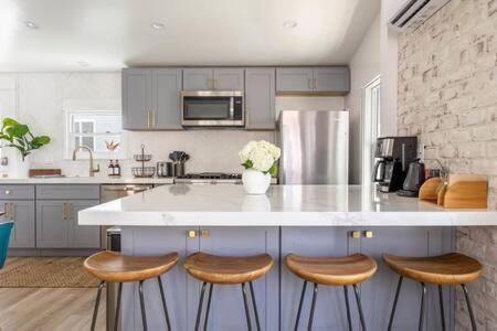 Beach Oasis for Families 2 Bd 1Ba Manhattan Beach photo 3