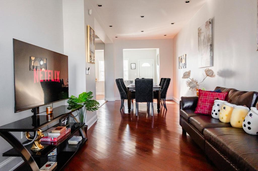 Comfortable 4 Bedroom Home with City View Near Capitol Hill Washington DC - Tap to explore photos