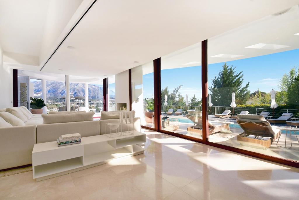 Extraordinary 7 BDRM Villa w Pool, Gym, Cinema - Tap to explore photos