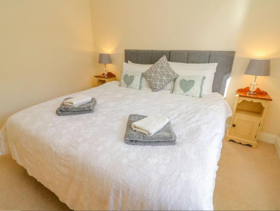 Two Acres- Spacious, delightful, pet free bungalow - Tap to explore photos
