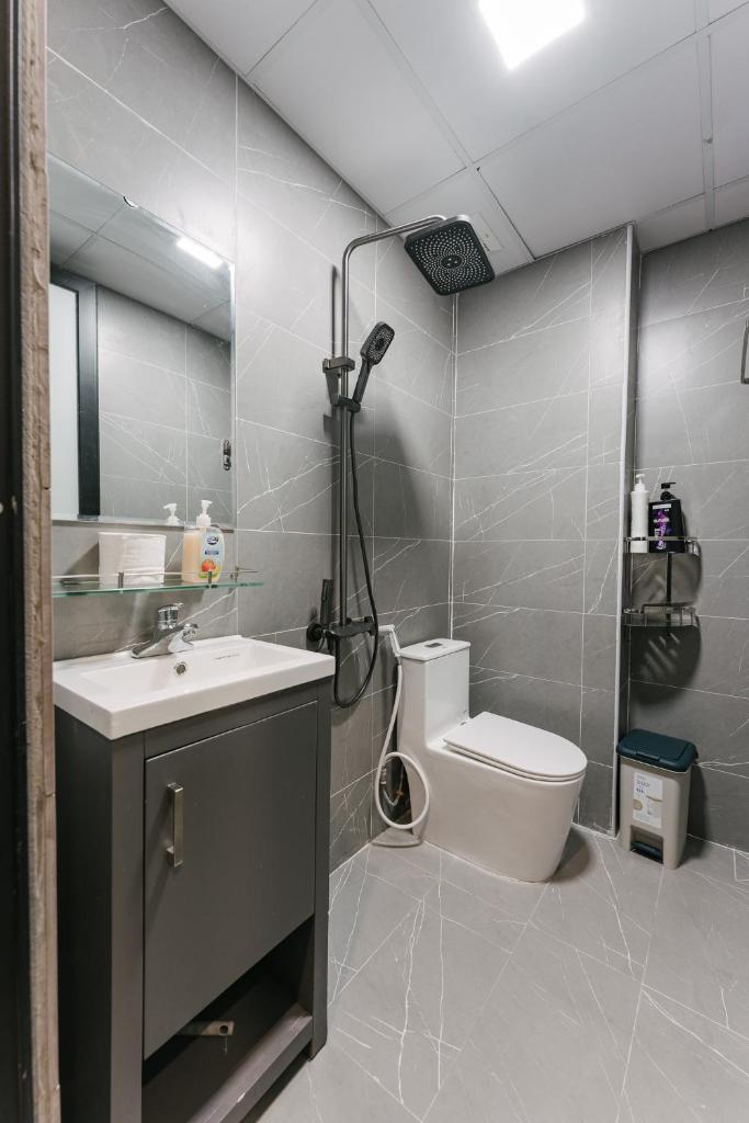 City view/ Central/ Big Bacony/2Br/1’ to lake