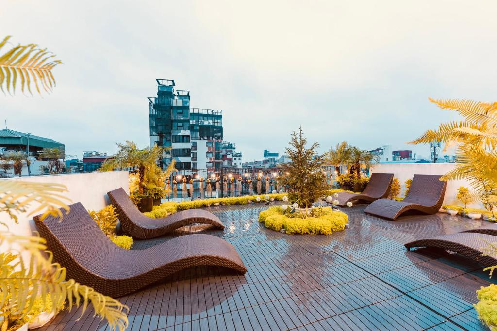 City view/ Central/ Big Bacony/2Br/1’ to lake