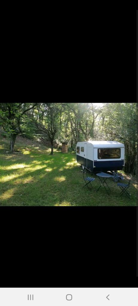 Charmante caravane au calme photo 4
