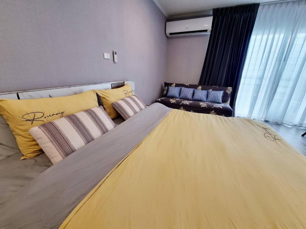 BEACH FRONT modern room + Free hi speed Wi-Fi photo 2