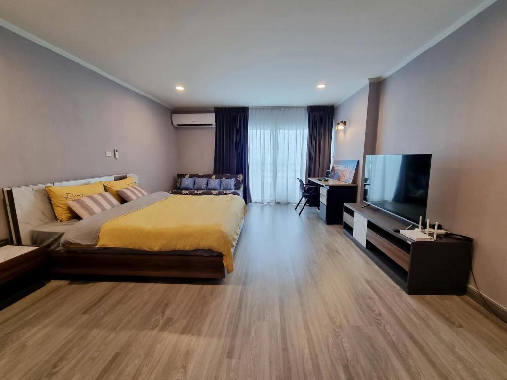 BEACH FRONT modern room + Free hi speed Wi-Fi photo 3
