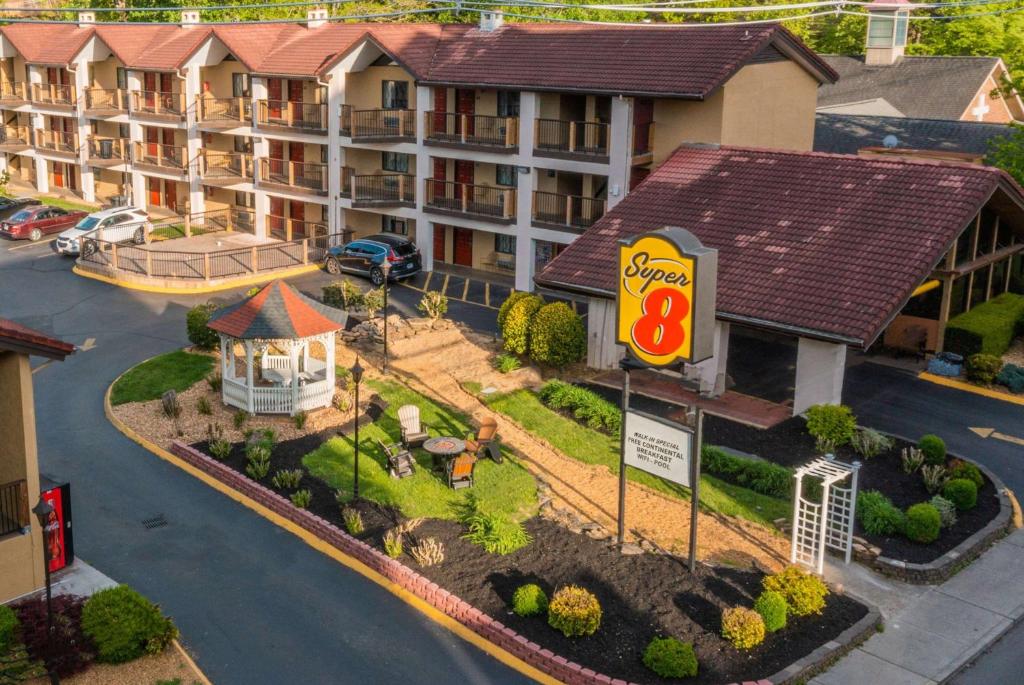 Super 8 by Wyndham Downtown Gatlinburg at Convention Center photo 2