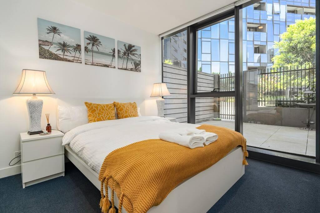 2 BD Luxury apartment at heart of Docklands with 85" flat TV & Free Carpark