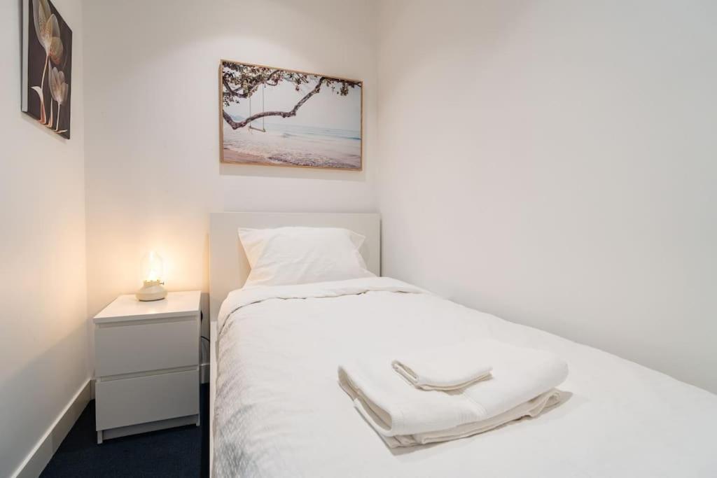 2 BD Luxury apartment at heart of Docklands with 85" flat TV & Free Carpark photo 4
