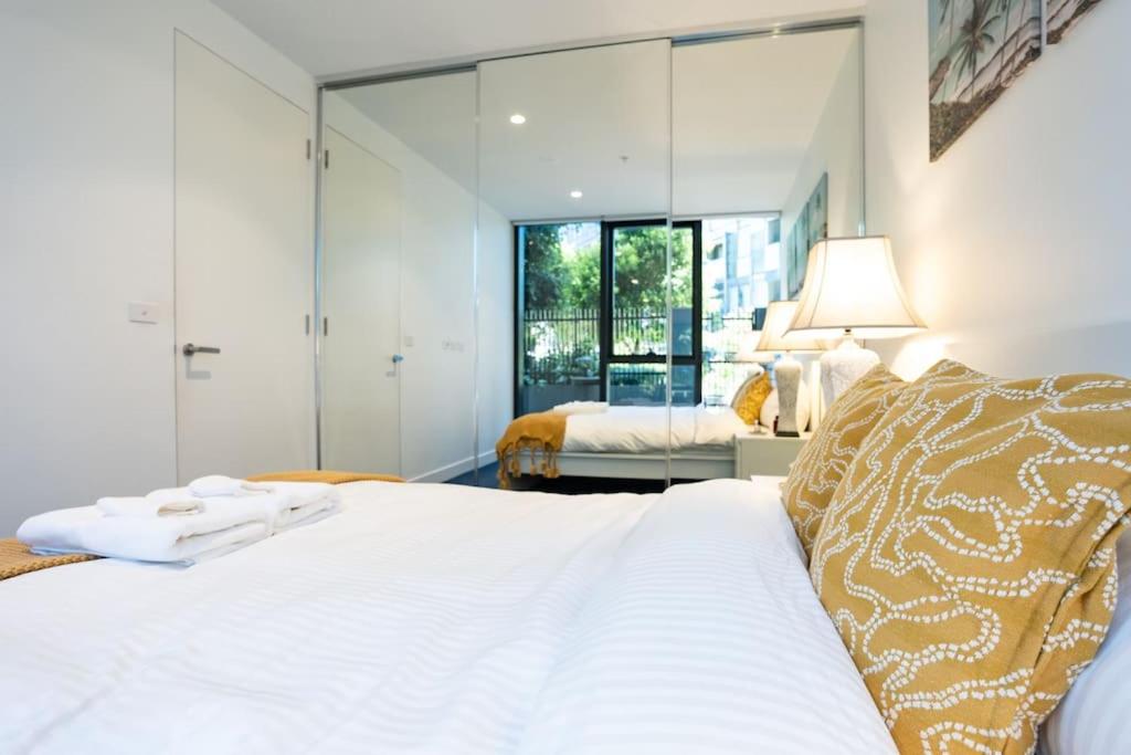 2 BD Luxury apartment at heart of Docklands with 85" flat TV & Free Carpark photo 3