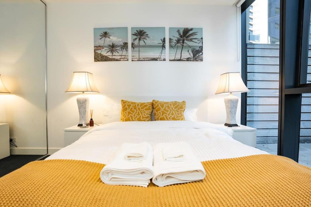 2 BD Luxury apartment at heart of Docklands with 85" flat TV & Free Carpark photo 2