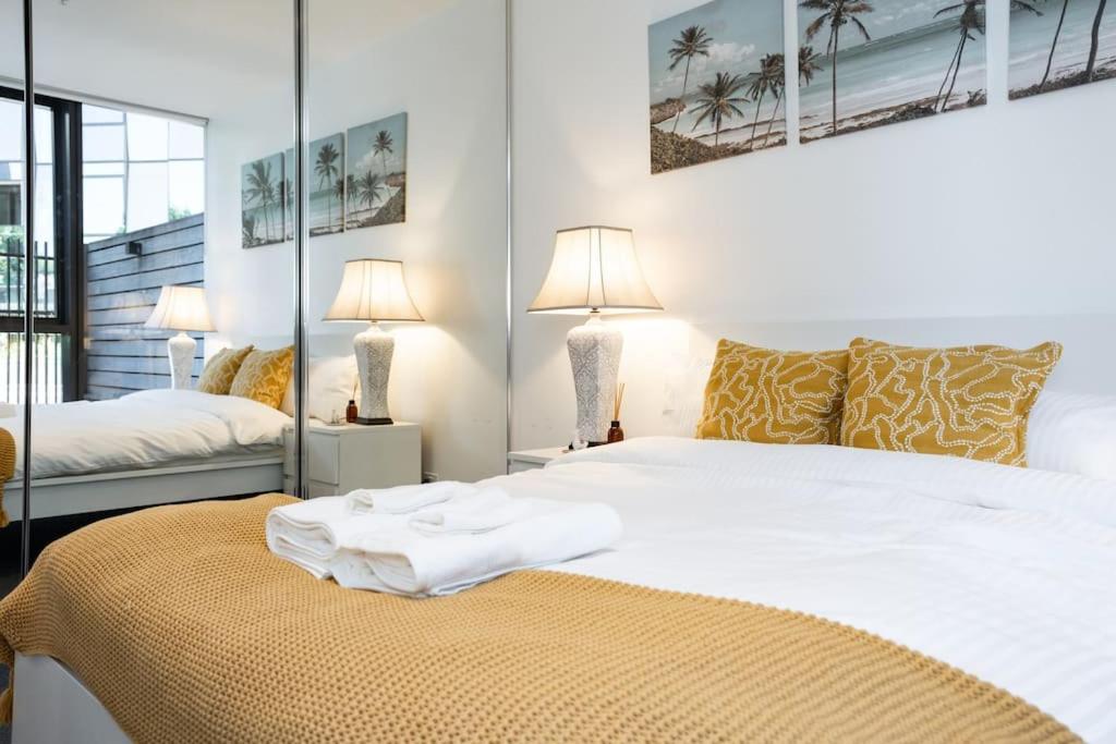 2 BD Luxury apartment at heart of Docklands with 85" flat TV & Free Carpark photo 1