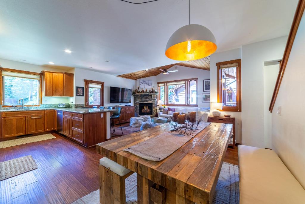 Luxury home close to Village; Garage & Jacuzzi image
