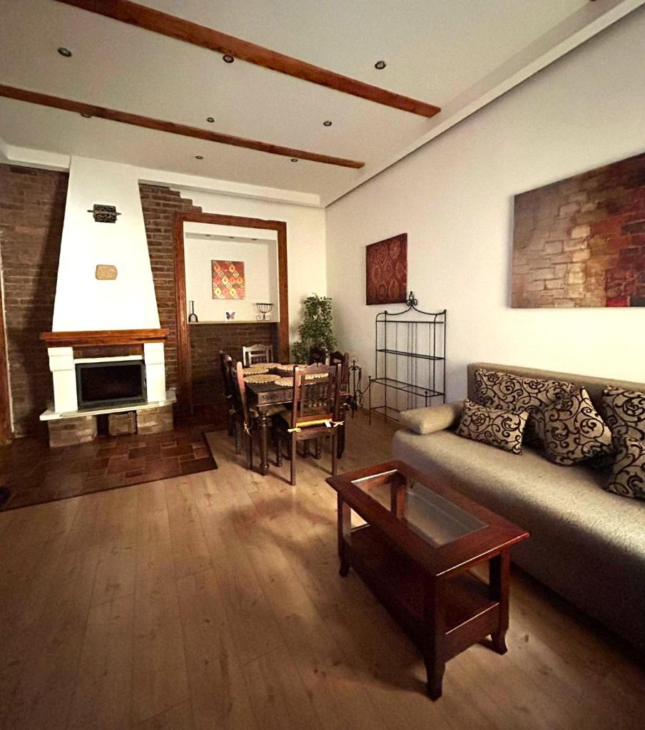 Rustic apartman in the Jewish Quarter - Tap to explore photos