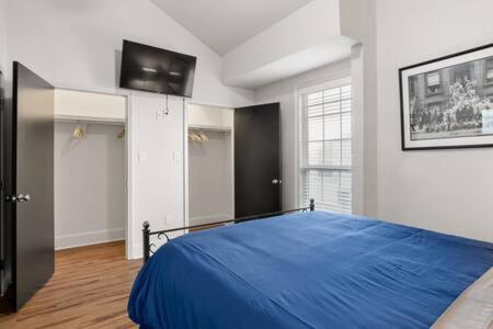 Timeless Elegance Historic NOLA Haven 2BD - Tap to explore photos