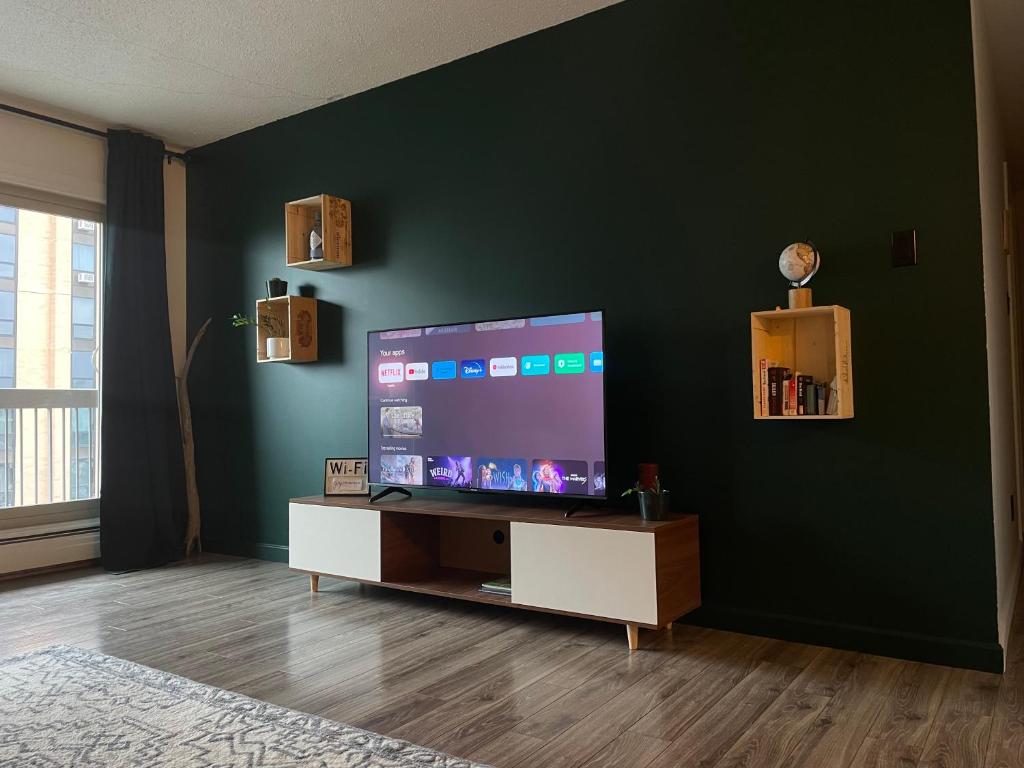 Cosy Private Room in Downtown with Free Parking - Self entrance photo 1