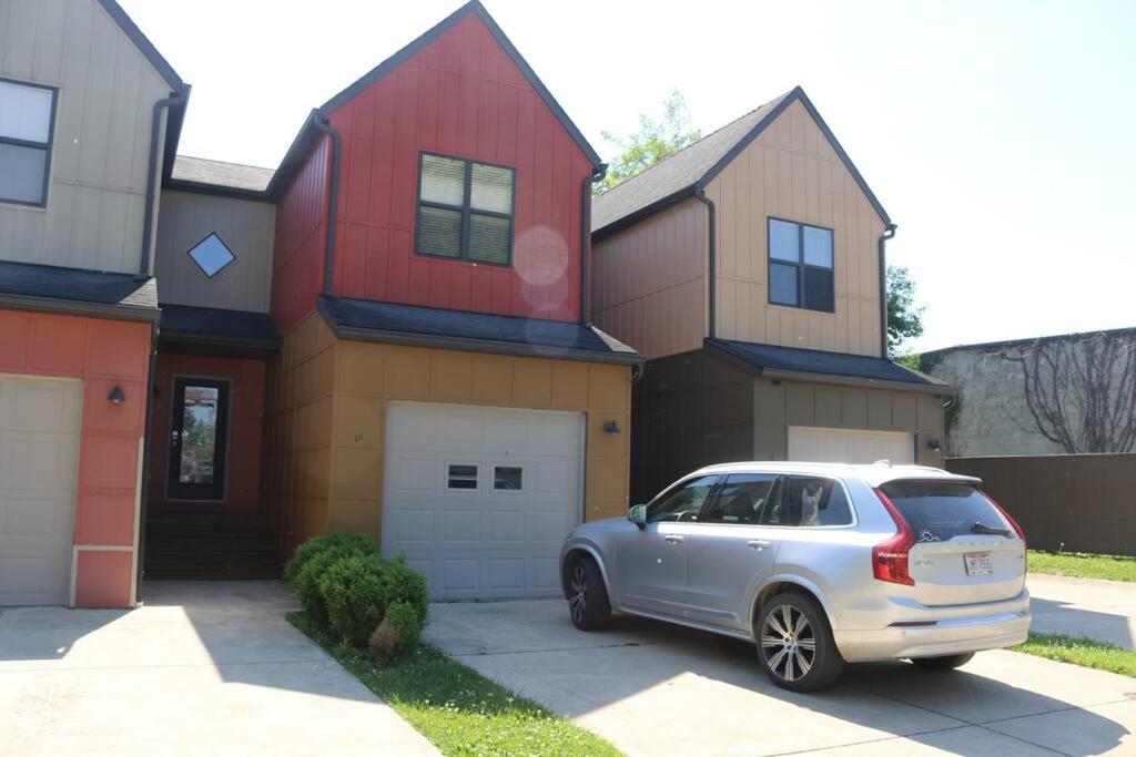 Athens city townhouse, 3 bedroom, 2.5 baths, Wi-Fi image