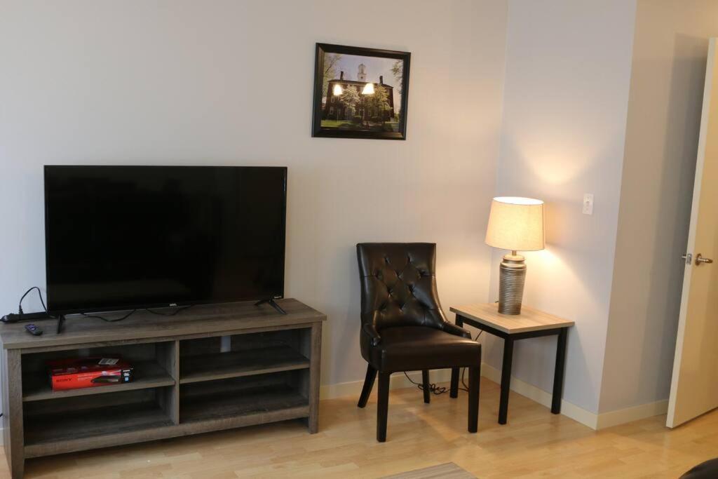 Athens city townhouse, 3 bedroom, 2.5 baths, Wi-Fi photo 3