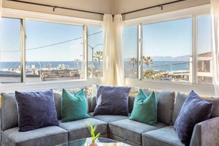 Ocean Views Manhattan Beach 2 Bedroom Parking photo 2