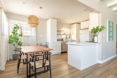 Ocean Views Manhattan Beach 2 Bedroom Parking photo 3