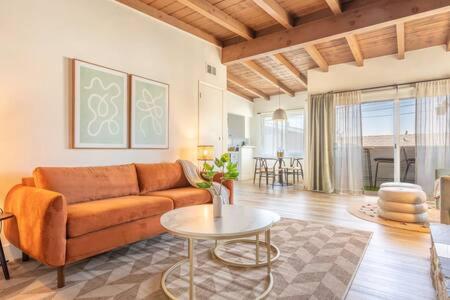 Steps to Beach Manhattan Beach 2 Bedroom Parking photo 3