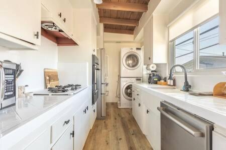 Steps to Beach Manhattan Beach 2 Bedroom Parking photo 2