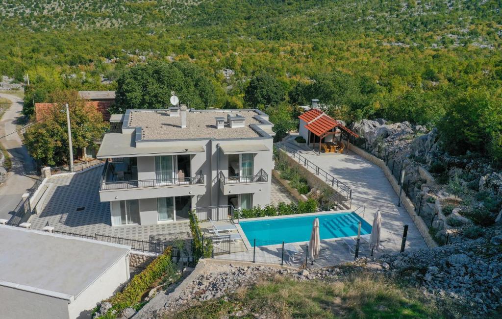 Amazing Home In Rastovac With Outdoor Swimming Pool, 4 Bedrooms And Heated Swimming Pool
