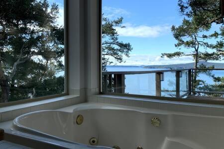 SaliHaven: Oceanfront 4Bedrooms 5Beds 3 5Bath photo 1