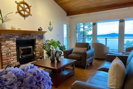 SaliHaven: Oceanfront 4Bedrooms 5Beds 3 5Bath photo 2