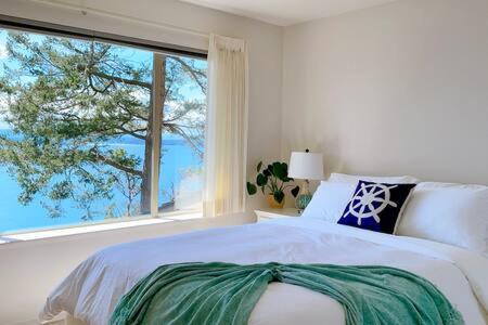 SaliHaven: Oceanfront 4Bedrooms 5Beds 3 5Bath photo 3