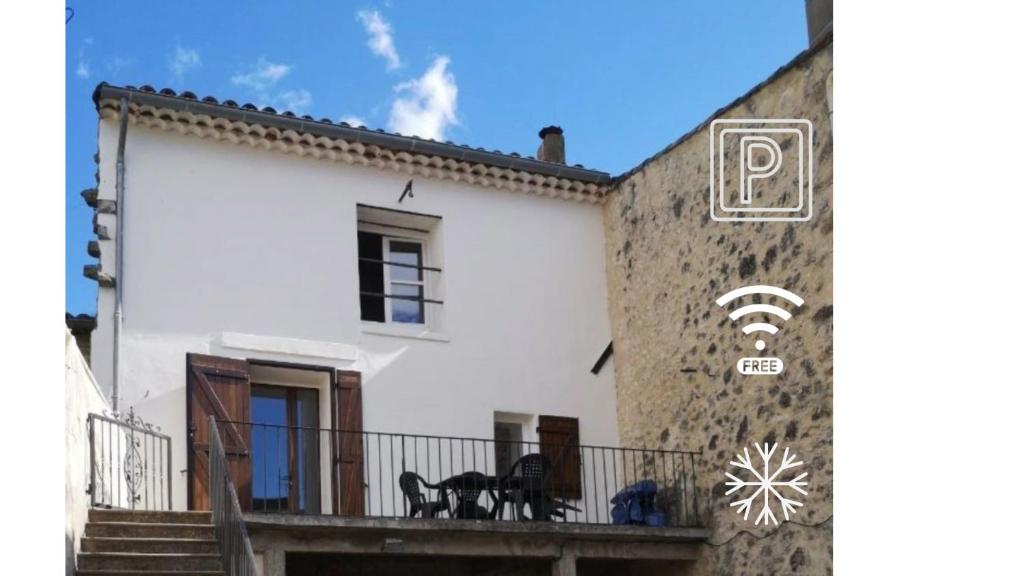 Maison rénovée entre coeur de village et garrigue photo 4