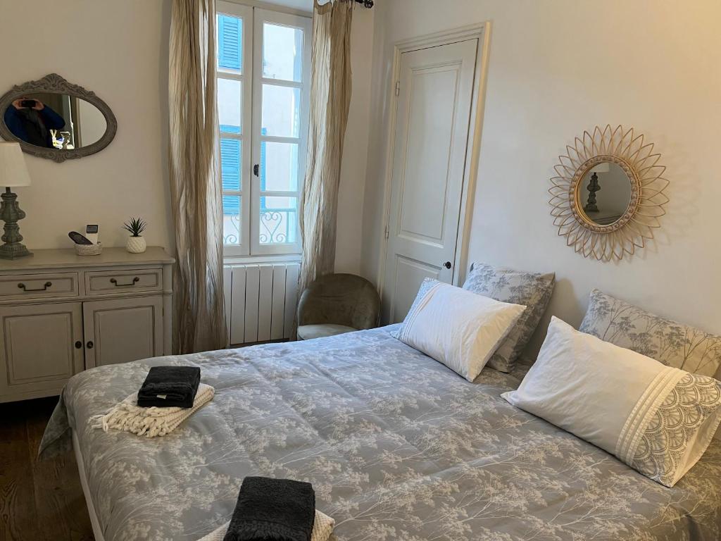 Appartement trois pièces Saint Tropez - Tap to explore photos