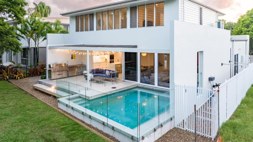 Ocean House - 4 BR with Media Room & Private Pool - 100m to Beach