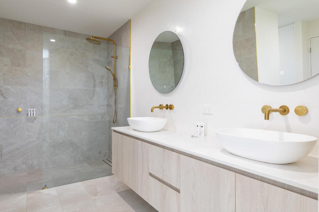 Ocean House - 4 BR with Media Room & Private Pool - 100m to Beach photo 3