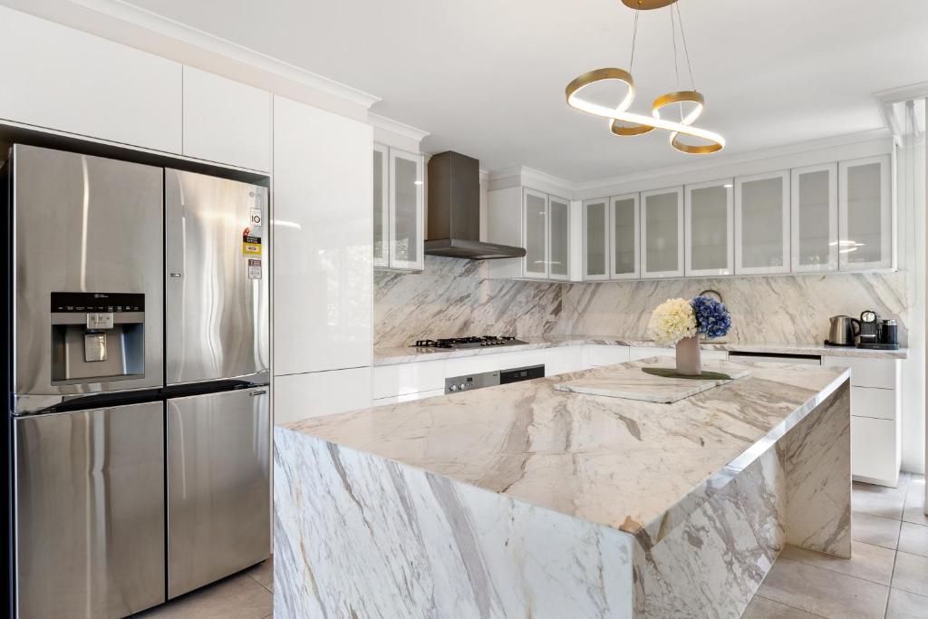 Luxury spacious 3-bedroom Suite on exclusive Lansell Rd, Toorak photo 4