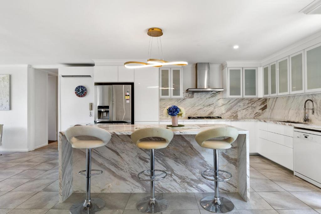 Luxury spacious 3-bedroom Suite on exclusive Lansell Rd, Toorak