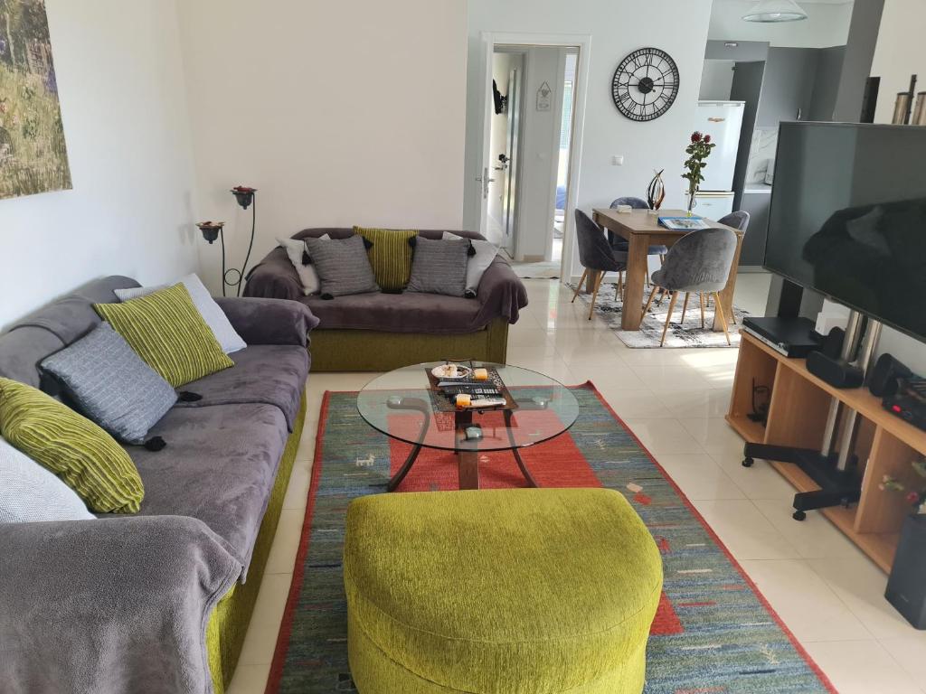 Evi's & George's Home - Tap to explore photos