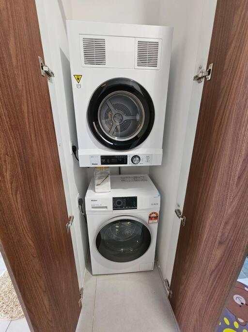 Charming 3BR Podium 7pax Walk to Aeon photo 1