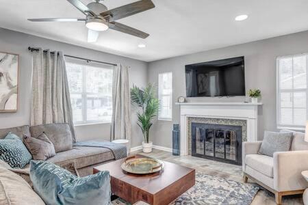 Gorgeous Pool Home - 5 Min from San Marco photo 2
