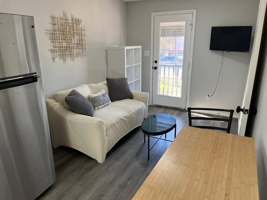 Quaint 1 bd close to downtown - Tap to explore photos
