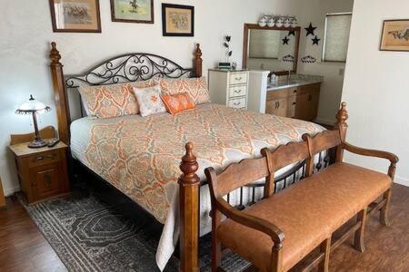 Creekside Suite Sleeps 2 Creek frontage Bbq photo 1