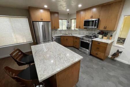 Creekside Suite Sleeps 2 Creek frontage Bbq photo 3