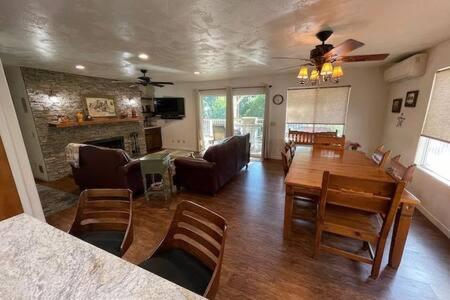 Creekside Suite Sleeps 2 Creek frontage Bbq photo 4