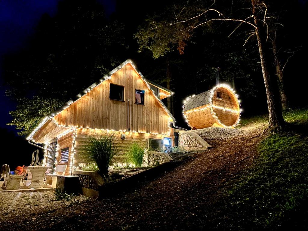 Romantic cabin with hot/cold tub and finnish sauna