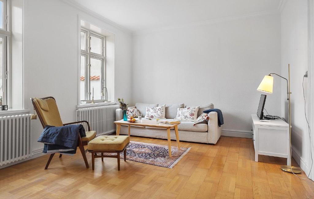 Awesome Home In Lgstr With House A Panoramic View photo 1