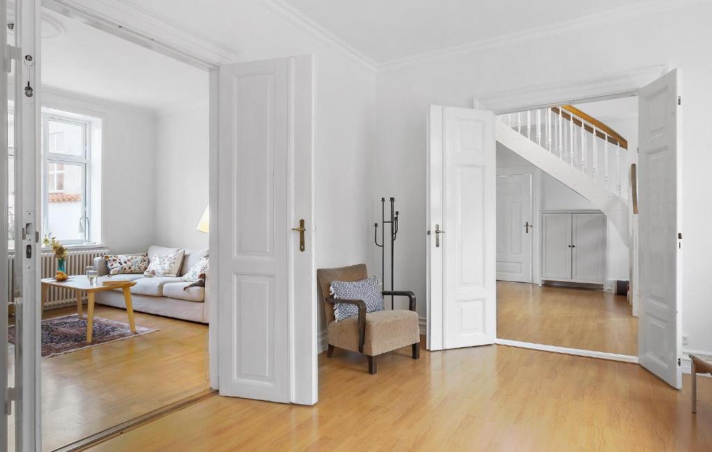 Awesome Home In Lgstr With House A Panoramic View photo 2