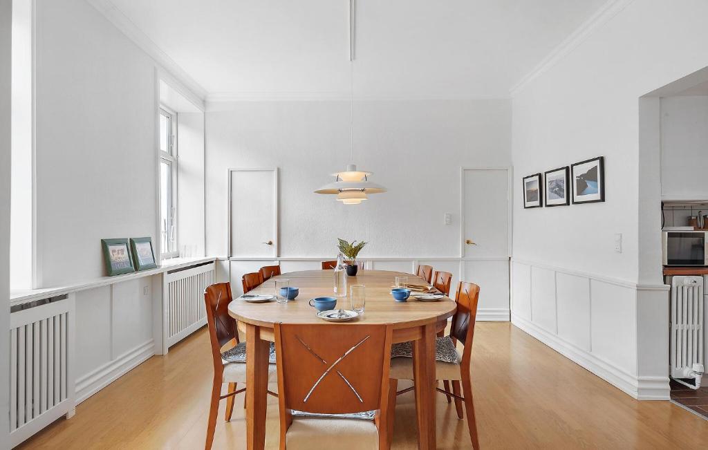 Awesome Home In Lgstr With House A Panoramic View photo 3