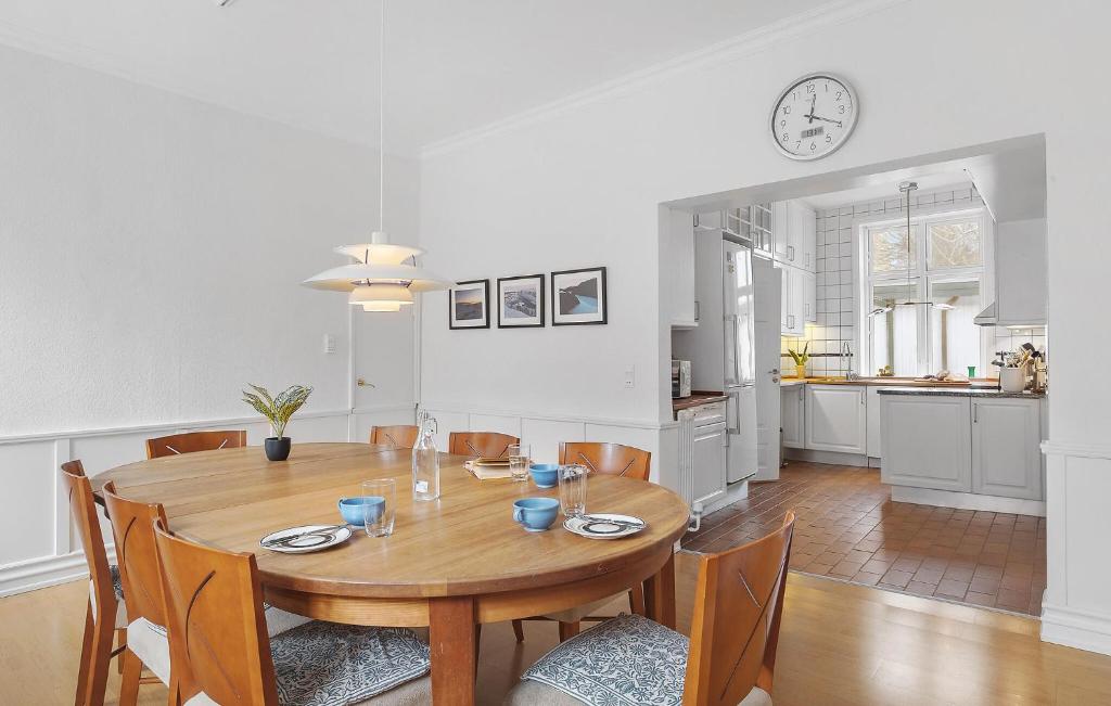 Awesome Home In Lgstr With House A Panoramic View photo 4