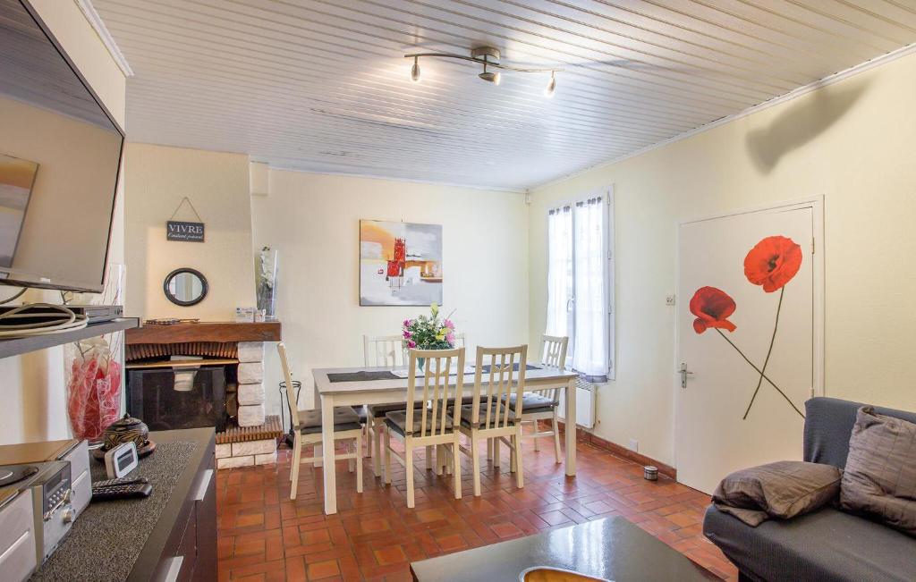 Amazing Home In Port-des-barques With Kitchen photo 2