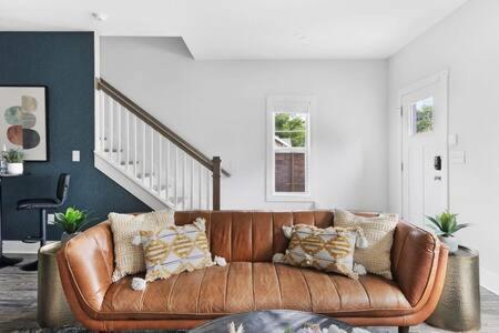 The Brooks House - 4 Bedrooms - 5 Mins to Broadway image